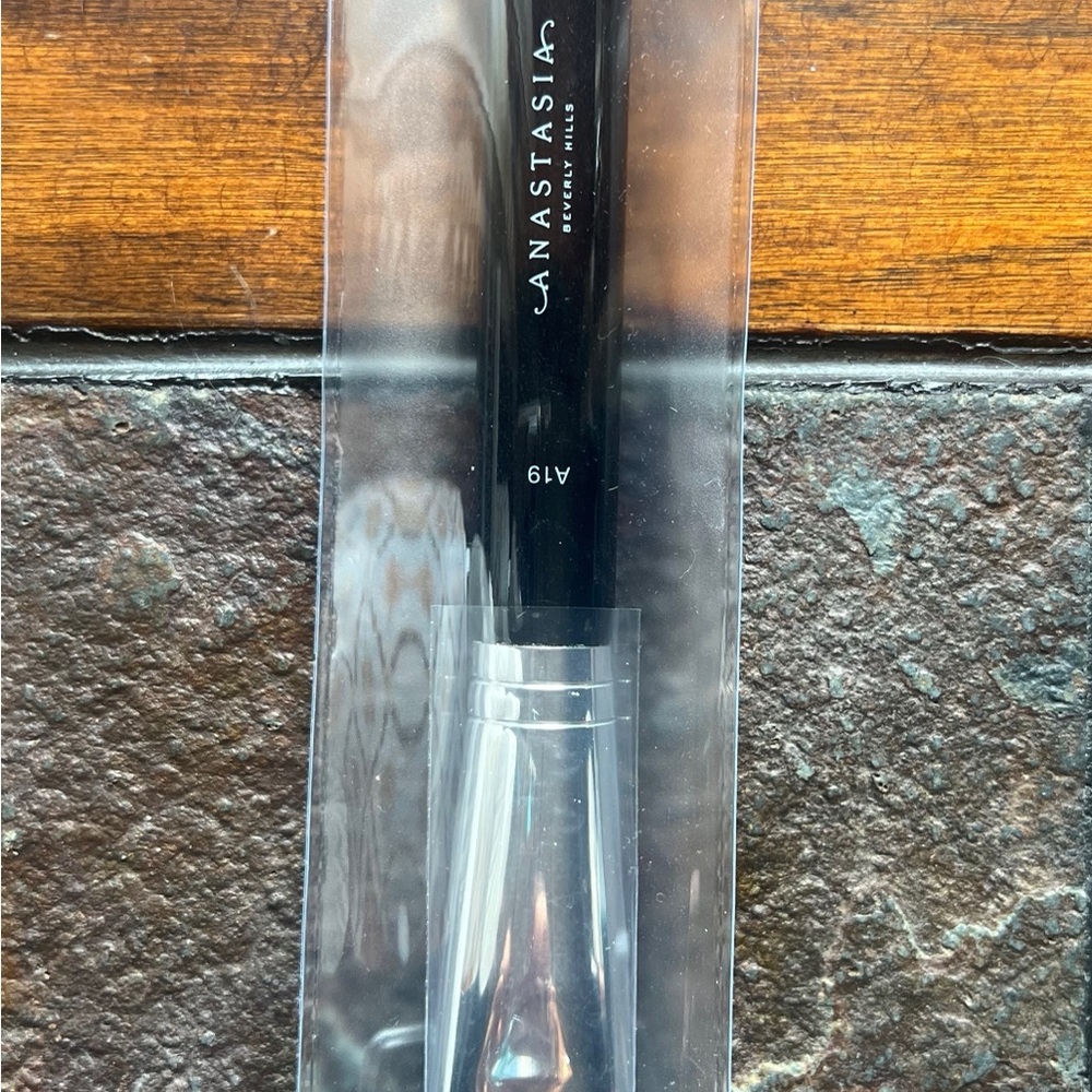 Anastasia Beverly Hills PRO BRUSH. A19 blush brush NEW - Picture 2 of 6
